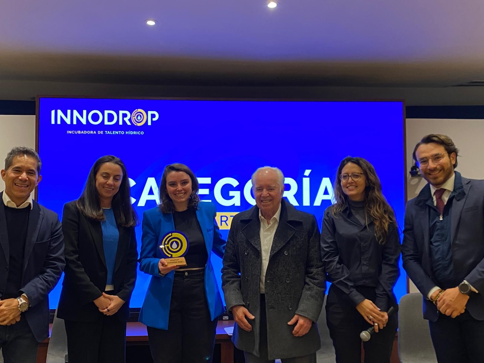Leni accepting the Innodrop award with the finalists' panel